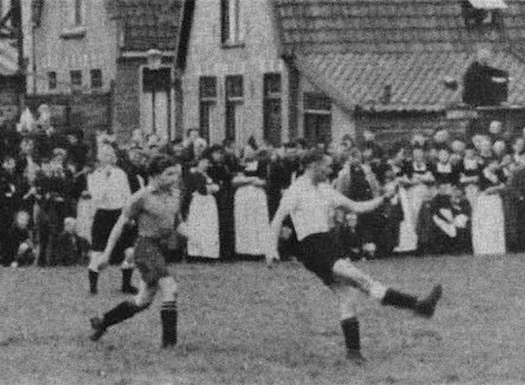Voetballen tegen de bevrijders