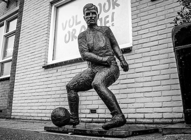 Voetbalverleden in brons vereeuwigd